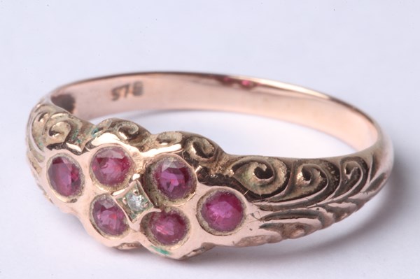 Lot 1007 - GOLD RUBY RING