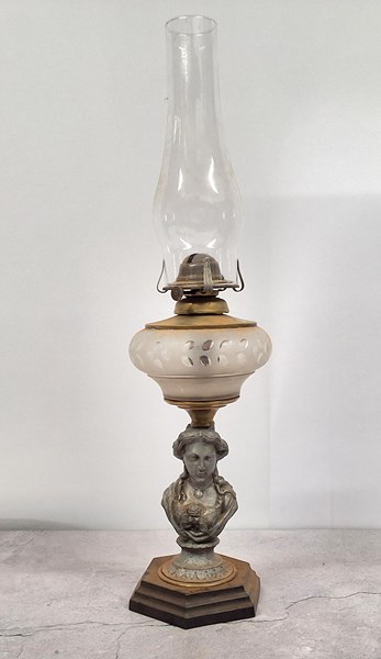 Lot 1331 - KEROSENE LAMP