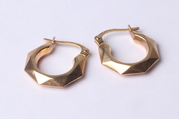 Lot 1010 - GOLD EARRINGS