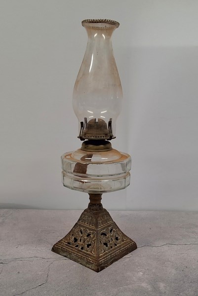 Lot 1324 - KEROSENE LAMP