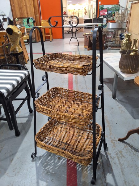 Lot 326 - VEGETABLE RACK