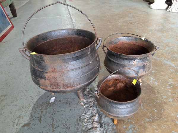 Lot 68 - SET OF CAULDRONS