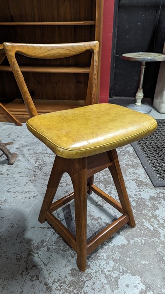 Lot 292 - BAR STOOL