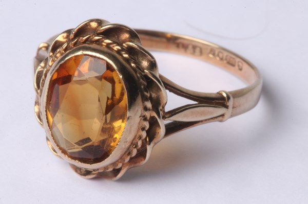 Lot 1009 - GOLD RING