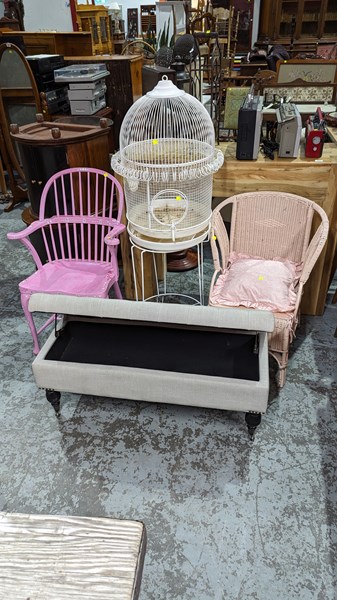 Lot 127 - FURNITURE LOT