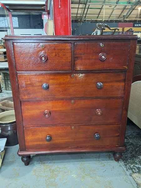 Lot 36 - CHEST OF DRAWERS