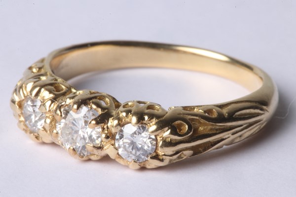 Lot 1029 - GOLD DIAMOND RING