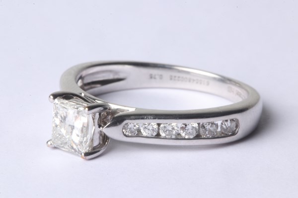 Lot 1018 - GOLD DIAMOND RING