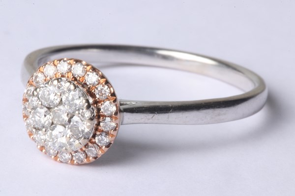 Lot 1021 - GOLD & DIAMOND RING