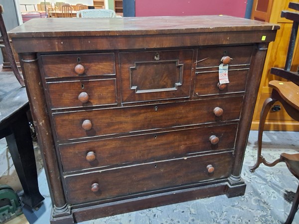 Lot 82 - CHEST OF DRAWERS