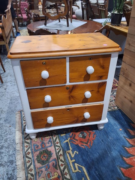 Lot 262 - CHEST OF DRAWERS