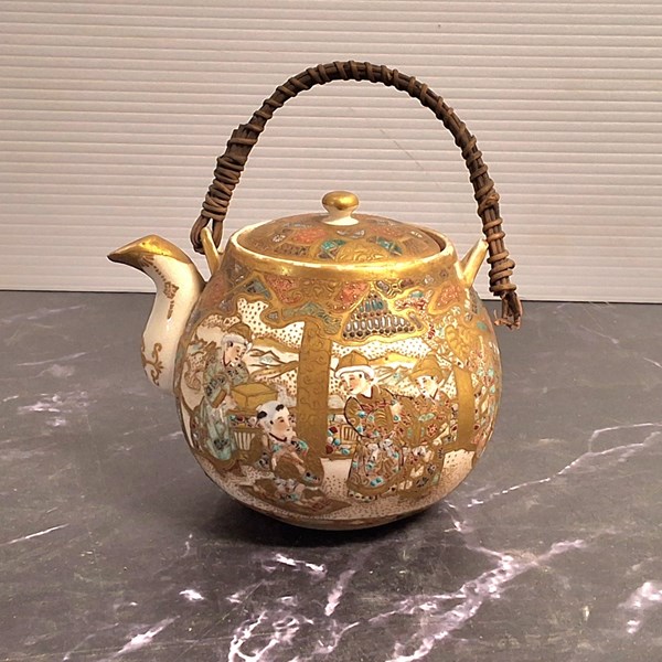 Lot 1048 - SATSUMA TEAPOT