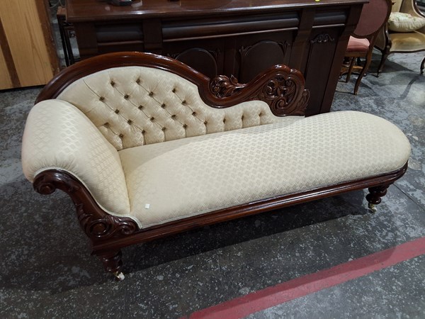 Lot 22 - CHAISE LOUNGE