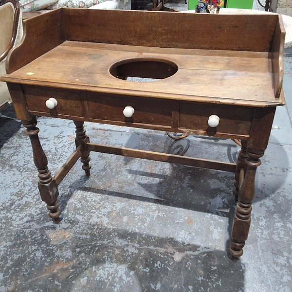 Lot 298 - WASH STAND