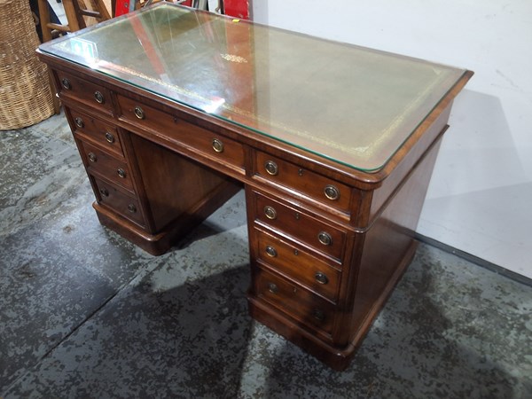 Lot 17 - PEDESTAL DESK