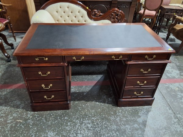 Lot 180 - PEDESTAL DESK