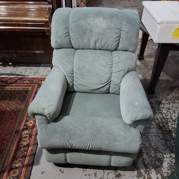 Lot 106 - ARM CHAIR