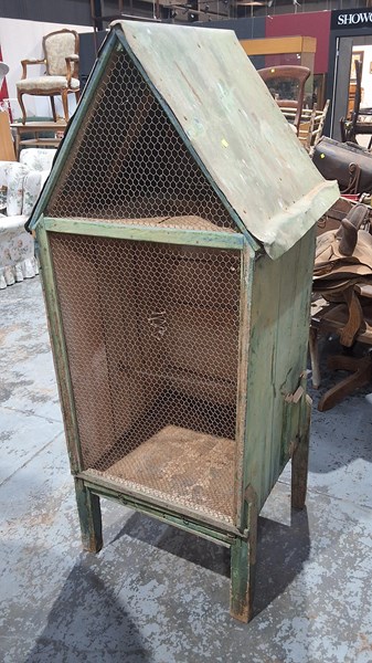 Lot 281 - BIRD HOUSE