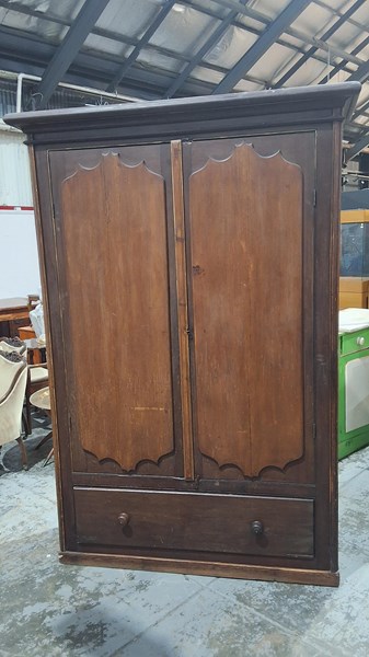 Lot 126 - GERMANIC WARDROBE