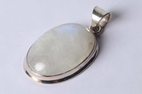 Lot 1023 - MOONSTONE PENDANT