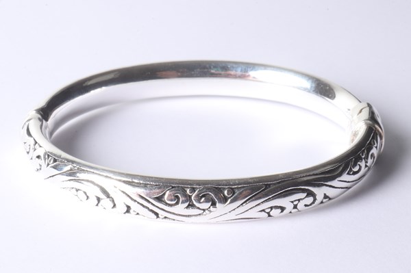 Lot 1028 - SILVER BANGLE