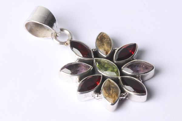 Lot 1019 - GEMSTONE PENDANT