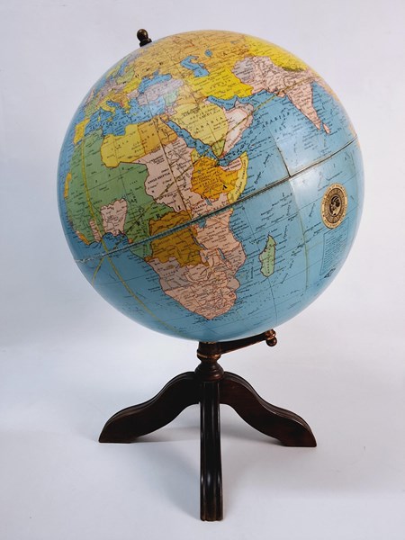 Lot 1402 - WORLD GLOBE