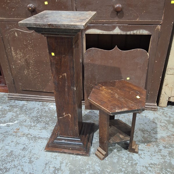 Lot 309 - PEDESTAL AND TABLE