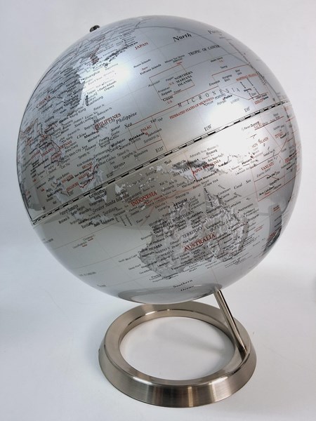 Lot 1299 - WORLD GLOBE