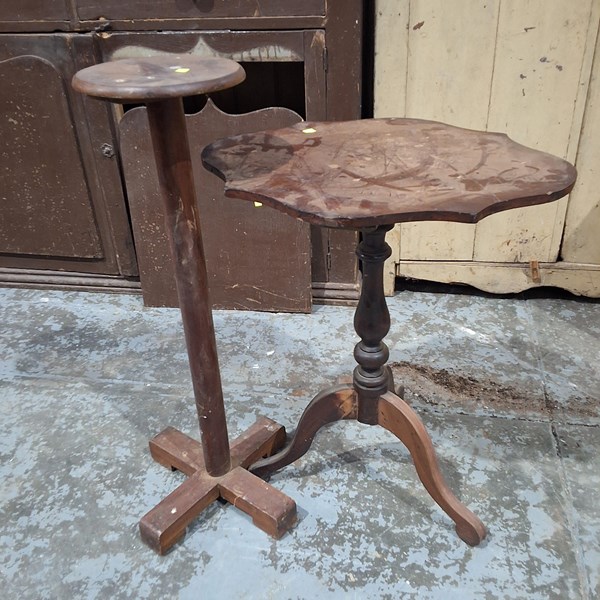 Lot 255 - PEDESTAL AND TABLE