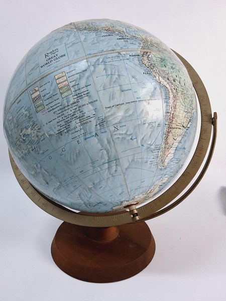 Lot 1481 - WORLD GLOBE