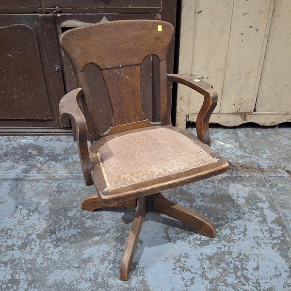 Lot 81 - OFFICE CHAIR