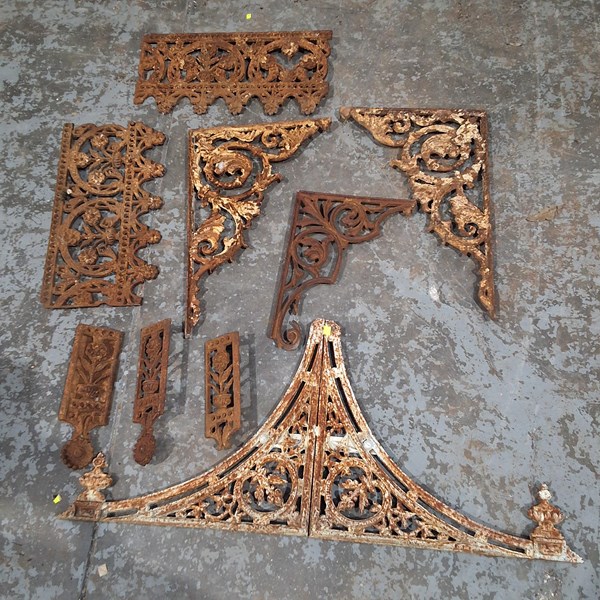 Lot 88 - ARCHITECTURAL FRETWORK