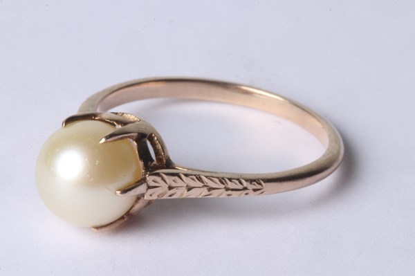 Lot 1003 - GOLD RING