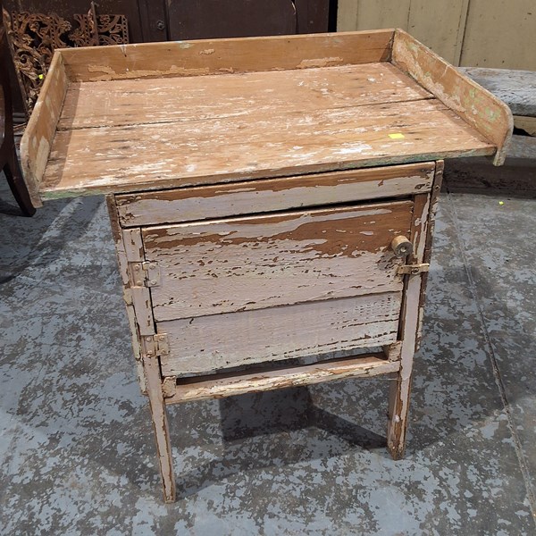 Lot 70 - WASH STAND