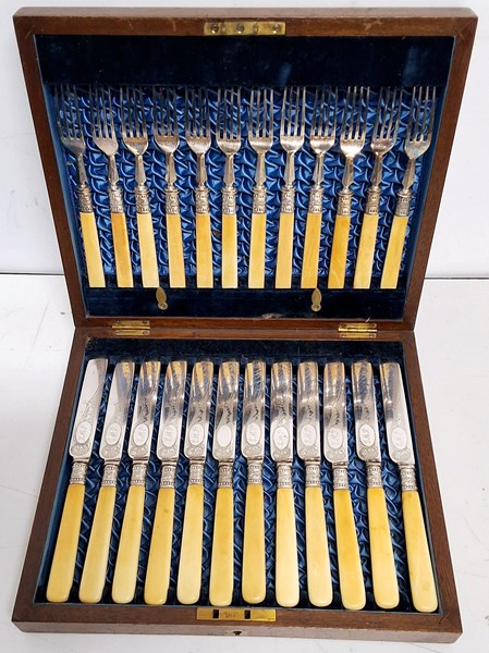 Lot 1303 - CUTLERY SET