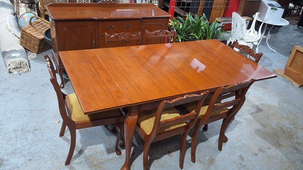 Lot 389 - DINING SUITE