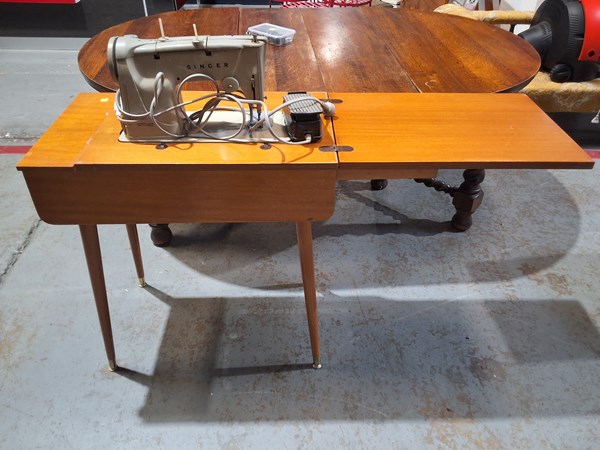 Lot 377 - SEWING MACHINE