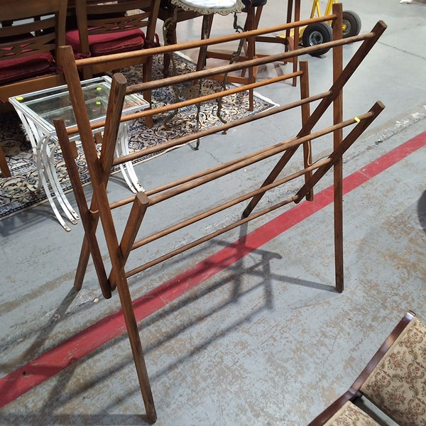 Lot 175 - CLOTHES AIRER