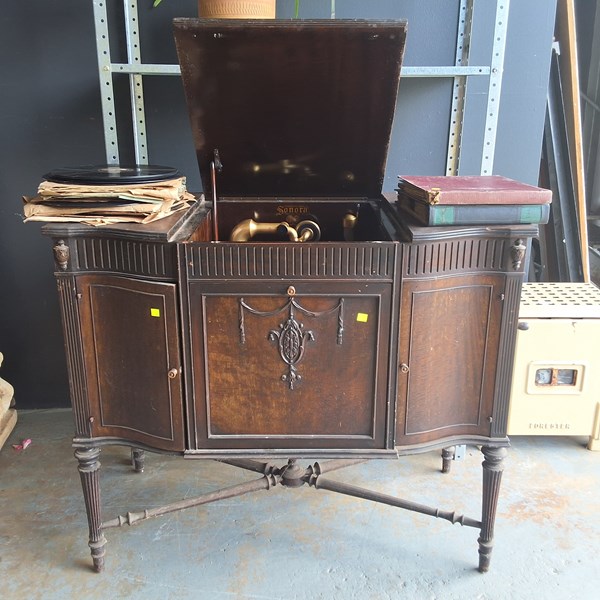 Lot 412 - GRAMOPHONE