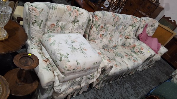 Lot 156 - FLORAL LOUNGE SUITE