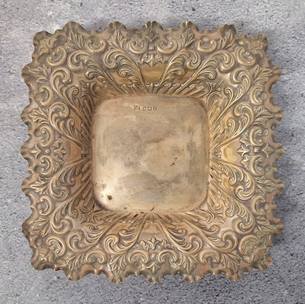 Lot 1054 - SILVER DISH