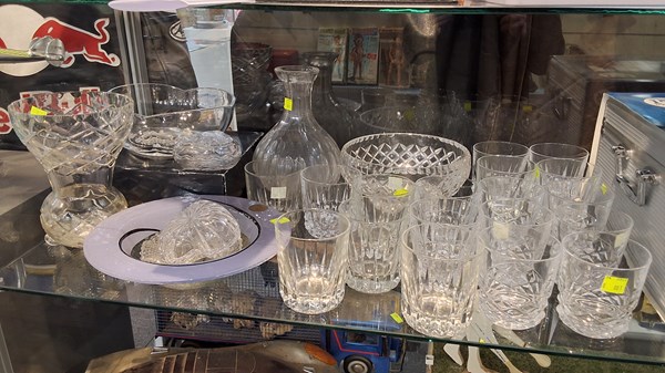 Lot 1369 - GLASSWARE