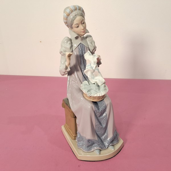 Lot 1194 - LLADRO FIGURE