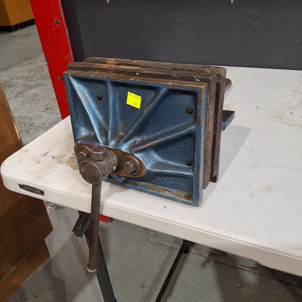 Lot 196 - WOODWORKING VICE