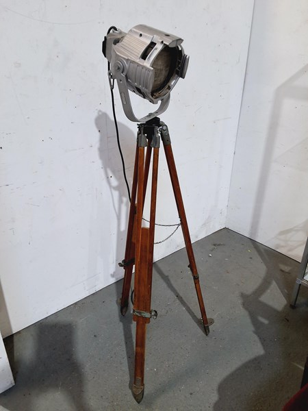 Lot 318 - TRIPOD SPOTLIGHT