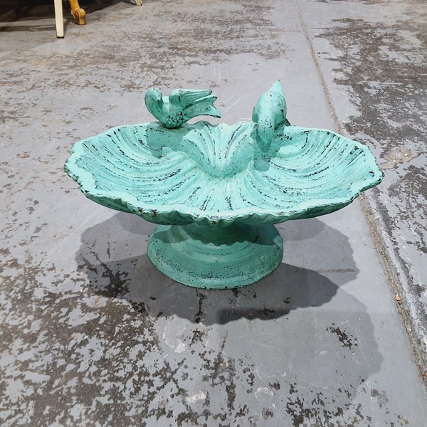 Lot 394 - BIRD BATH