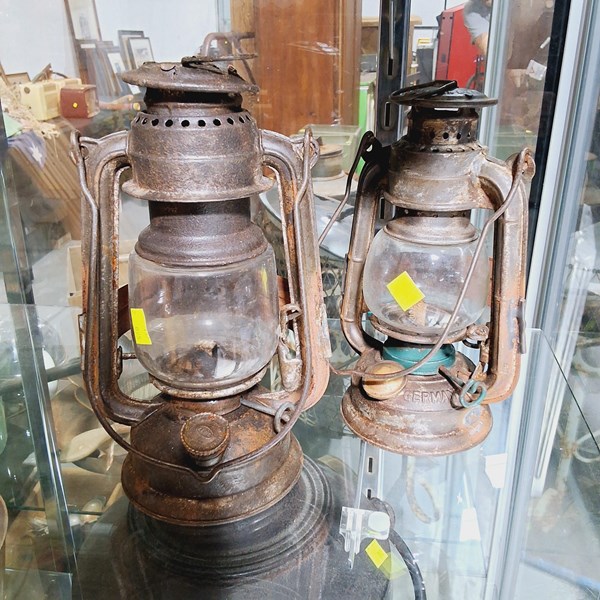 Lot 305 - LAMPS