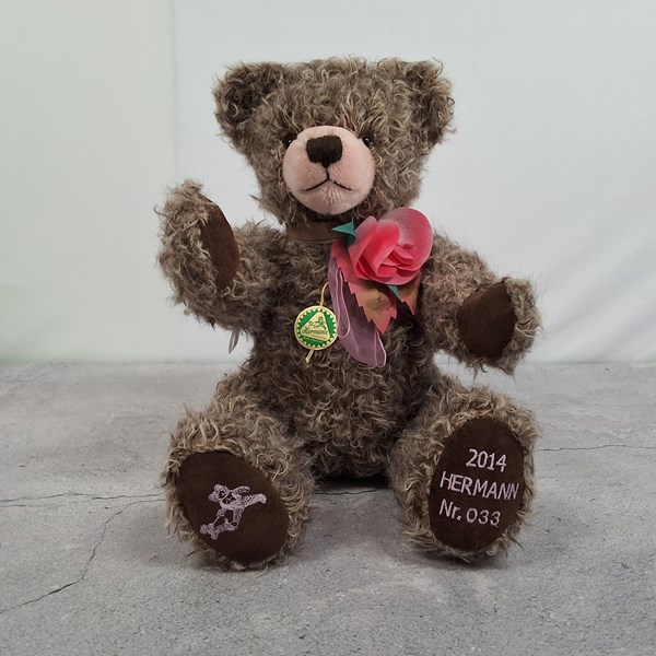 Lot 1220 - COLLECTABLE BEAR