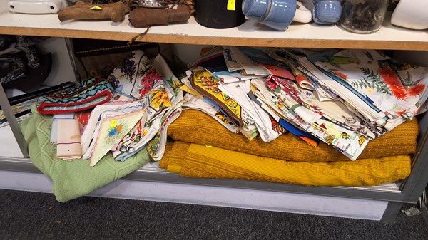 Lot 1325 - VINTAGE LINENS